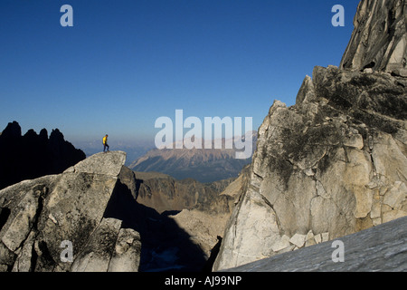 Scalatore maschio sorge sul vertice di granito. Foto Stock