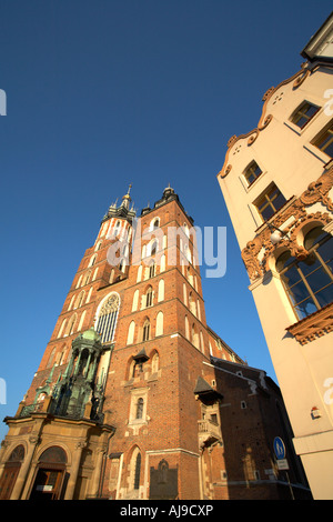 La Polonia Malopolska Provincia Cracovia Cracovia St Mary's Church Piazza del Mercato Rynek Glowny Foto Stock