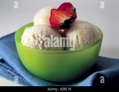 3 palline di gelato alla vaniglia in una ciotola Foto Stock