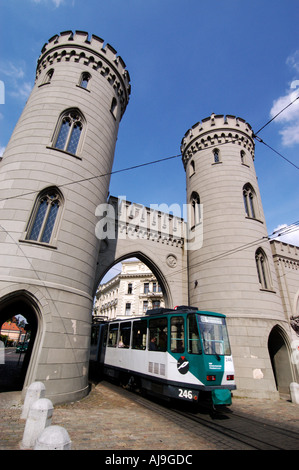 Un tram percorre Nauener Tor nel centro di Potsdam in Germania Foto Stock