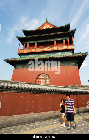 La Torre del Tamburo a più tardi la dinastia Ming versione originariamente costruita nel 1273 segna il centro della vecchia capitale mongola Pechino CINA Foto Stock