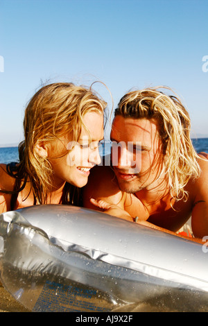 Coppia sulla spiaggia Foto Stock