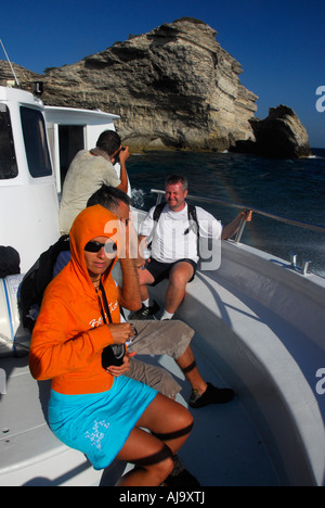 Turisti in un boattrip intorno a Bonifacio, Corsica, Francia Foto Stock