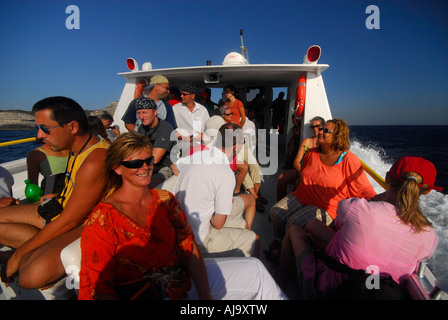 Turisti in un boattrip intorno a Bonifacio, Corsica, Francia Foto Stock