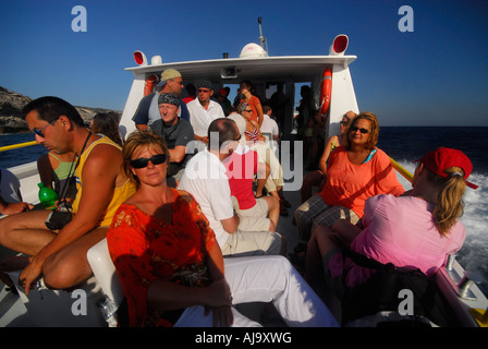 Turisti in un boattrip intorno a Bonifacio, Corsica, Francia Foto Stock