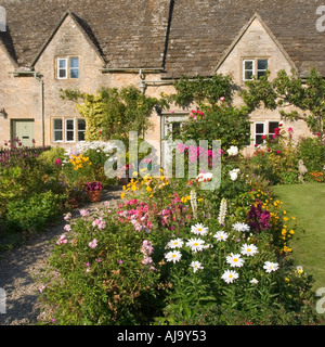 Cotswold cottage gardens, colore estivo, Bibury, Gloucestershire, Cotswolds, England, Regno Unito, Europa Foto Stock