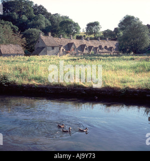 Isola di rack, ex tessitori cottages oltre il Fiume Coln, Arlington Row, Bibury, Gloucestershire, Cotswolds, England, Regno Unito, Europa Foto Stock