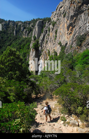 Scendendo a Piscia di Gallo cascata, Corsica Foto Stock