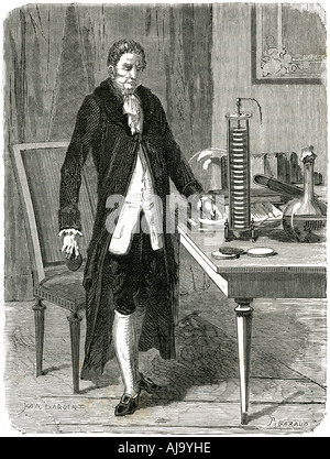 Alessandro Volta fisico italiano, dimostrando la sua pila elettrica (batteria), c1800, C1870). Artista: sconosciuto Foto Stock