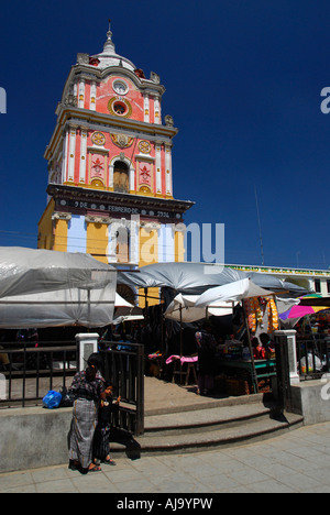 Il campanile della chiesa come visto da di Solola market e Central Park, Guatemala Foto Stock