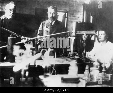 Pierre e Marie Curie, scienziati francesi, al lavoro in laboratorio. Artista: sconosciuto Foto Stock