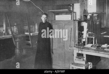 Le borse Marie Curie, polacco-nato fisico francese, nel suo laboratorio, 1912. Artista: sconosciuto Foto Stock