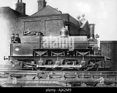 Nord Staffordshire 0-6-0 locomotiva a vapore con driver e vigile del fuoco sul pavimento, xix secolo. Artista: sconosciuto Foto Stock