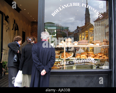 Lille Francia settentrionale Capitale Culturale d'Europa 2004 Patisserie Shop i clienti in coda Foto Stock