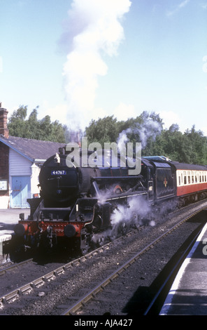 Motore a vapore lasciando Grosmont Stazione Nord Yorkshire Foto Stock