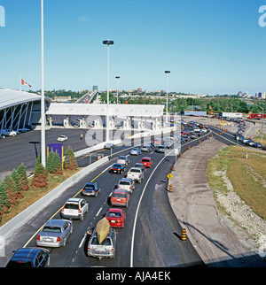 Le linee di auto si allineano nel traffico che lascia il Canada per attraversare Peace Bridge fino a Buffalo NY USA e l'edificio dell'immigrazione Fort Erie Ontario KATHY DEWITT Foto Stock