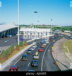 Le linee di auto si allineano nel traffico che lascia il Canada per attraversare Peace Bridge fino a Buffalo NY USA e l'edificio dell'immigrazione Fort Erie Ontario KATHY DEWITT Foto Stock