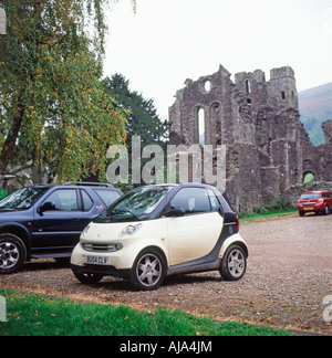 Sporco in bianco e nero di smart car a Llanthony Priory, Monmouthshire, Wales UK KATHY DEWITT Foto Stock