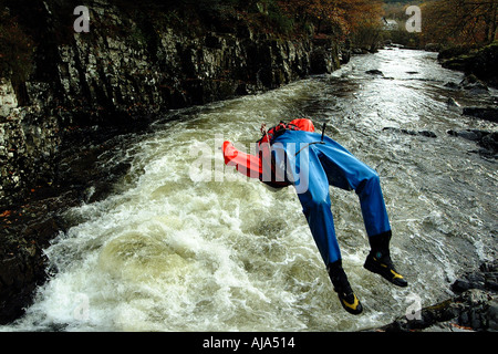 Regno Unito Galles Betwys y coed Canyoning nel fiume conwy SP Foto Stock