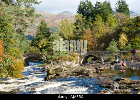 Più piccole cascate sul fiume Dochart a Killin con il fiume Dochart ponte su una soleggiata giornata autunnale Foto Stock