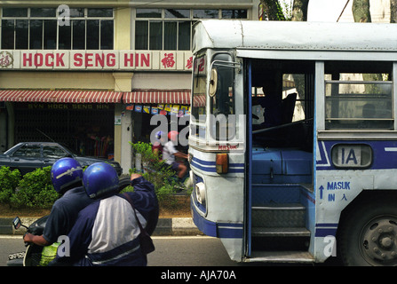 A metà giornata il traffico in Kuching Malesia orientale Foto Stock