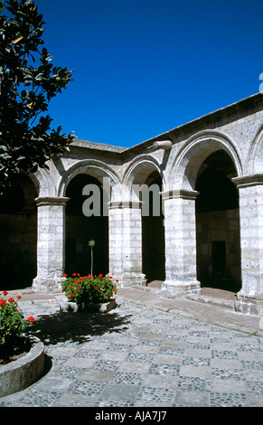 Archi in un angolo di uno dei chiostri di Santa Catalina Convento, Arequipa, Perù Foto Stock
