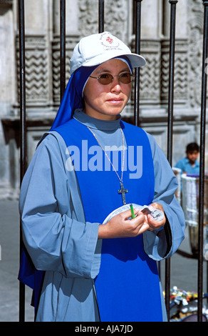 Nun fuori la Iglesia de La Compania, Plaza de Armas, Arequipa, Perù Foto Stock