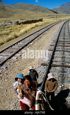 Lady e i suoi figli la vendita di giocattoli su binario ferroviario nei pressi di La Raya, Puno a Cusco in treno Perurail di viaggio Perù Foto Stock