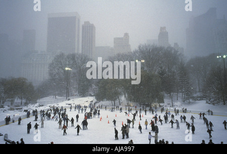 I pattinatori sul Wollman icerink nel Central Park di New York durante una tempesta di neve nel dicembre 2003 Foto Stock