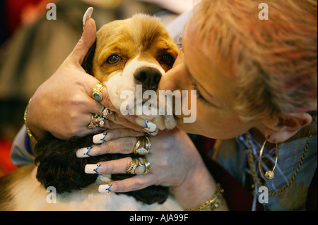 Un proprietario del cane bacia il spaniel al Crufts dog show al NEC di Birmingham REGNO UNITO Foto Stock