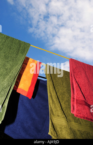 Vivacemente colorato lavaggio su una linea di abbigliamento Foto Stock