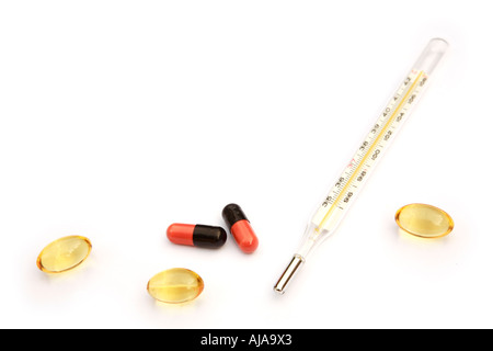 Termometro e pillole isolata contro uno sfondo bianco con spazio di copia Foto Stock