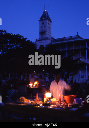 Alimenti e bevande si spegne in giardini di Forodhani inizio serata Stone Town Zanzibar Foto Stock