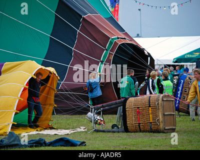 Le persone che si preparano i palloni ad aria calda per il decollo Breda ballonfiesta ballooning festival 2006 Foto Stock