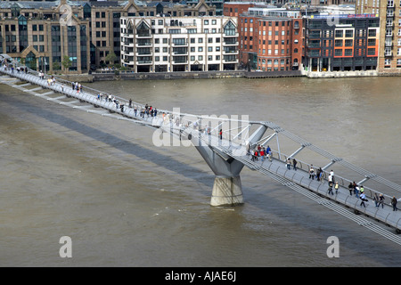 Millennium Bridge sul fiume Tamigi a Londra, Inghilterra Foto Stock