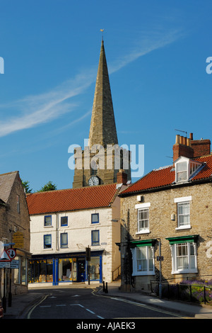 Negozi e San Pietro e di san Paolo la Chiesa Pickering North Yorkshire, Inghilterra Foto Stock