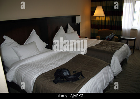 In prossimità dei due costituito da due letti singoli in tourist hotel bedroom. Foto Stock