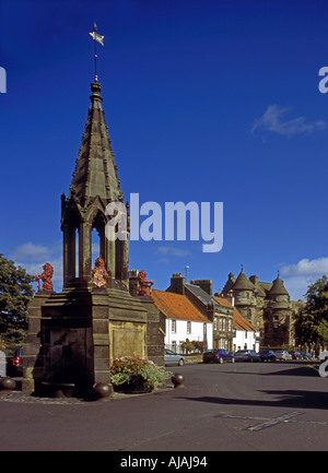 Falkland centro città con Falkland Palace in background Foto Stock