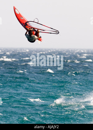 Windsurf jumping in mare Foto Stock