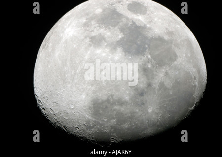 Luna osservata attraverso un telescopio dal deserto di Atacama nel Cile. Foto Stock