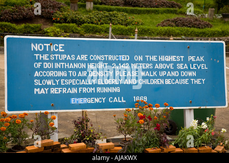 Astenersi dall'esecuzione - alta altitudine su Inthanon dia segno di avvertimento al Phra Mahathat stupa di Chiang Mai, Thailandia, in Asia. Foto Stock