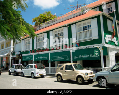 St Barths Gustavia con edifici lungo la Main Street Rue de la Republique Foto Stock