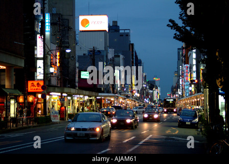 Kawaramachi il traffico della strada al crepuscolo Kyoto in Giappone Foto Stock