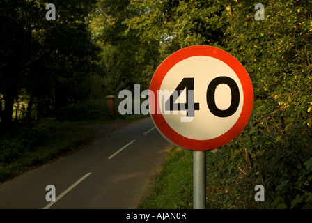 Strada di campagna con 40mph segno Foto Stock