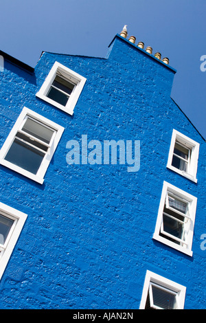 Edificio blu contro un cielo blu. Tobermory, Isle of Mull, Scozia Foto Stock