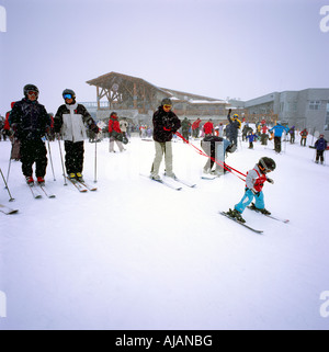 Whistler Mountain, BC, British Columbia, Canada - ragazza giovane imparare a sciare senza poli, Padre del cavo di contenimento Foto Stock