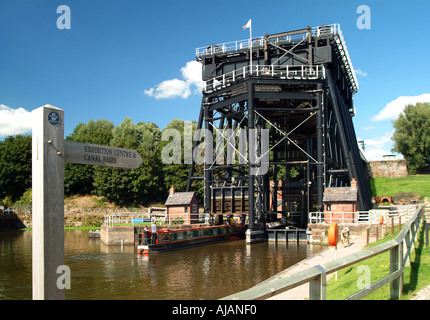 Canalboat che entra nell'Anderton Boat Lift, vicino a Northwich, Cheshire Inghilterra UK Foto Stock