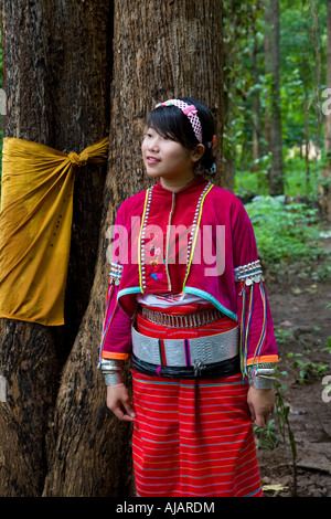 Femmina colorata tessute a mano e abbigliamento tradizionale costume tribale del popolo nel nord della Thailandia. Etniche Thai Hill Tribes Pwo Karen, Lawa, Padaung Foto Stock