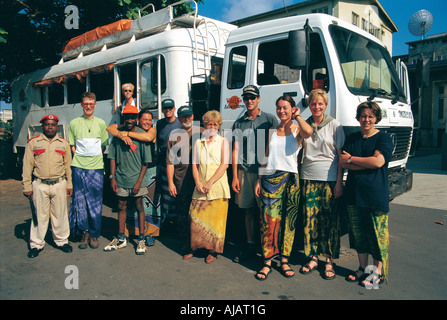 Tipico overland carrello gruppo turistico posano per una foto con il e il suo equipaggio in Tanzania Africa orientale Foto Stock