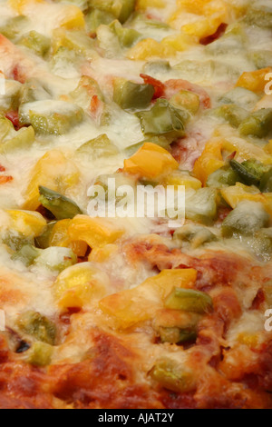 Pizza vegetariana su un vassoio di legno con fast food al formaggio immagini foto foto foto ad alta risoluzione in formato verticale verticale negli Stati Uniti ad alta risoluzione Foto Stock